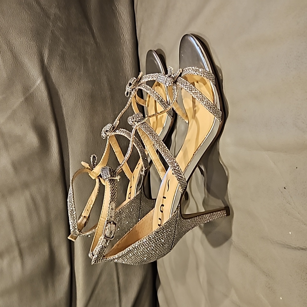Beautiful adjustable strapped heels - Picture 2 of 5